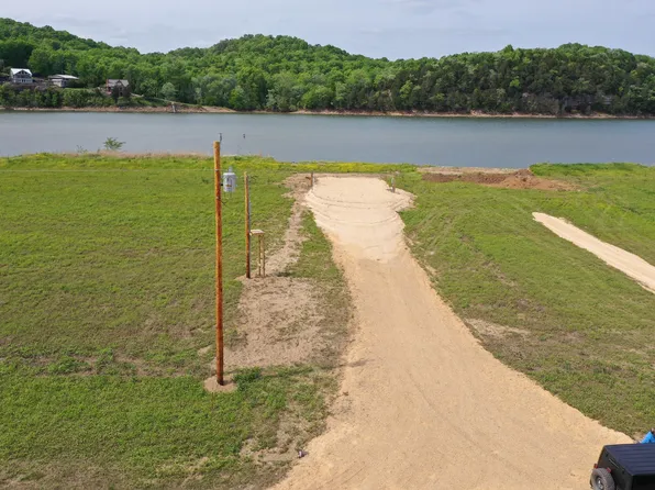 601 River Front Dr, Clifton, TN 38425