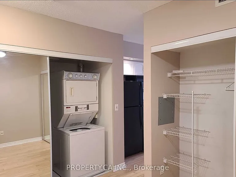 250 Wellington St W #1531 — Photo 4