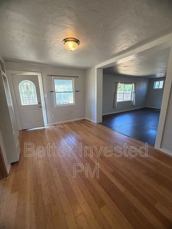 3 bed, 1.0 bath, 1100 sqft, $1,950 — Photo 2