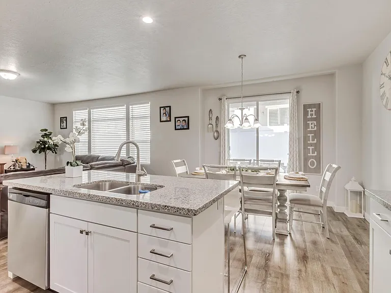 8136 S 5910 W — Photo 6