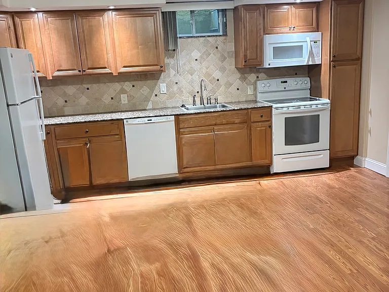 653 Beaver St — Photo 4