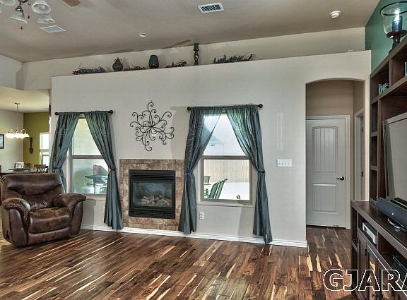 Gas-Log Fireplace!