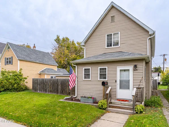624 N 4th St, Grand Forks, ND 58203