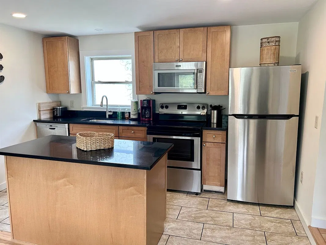 3 bed, 2.0 bath, 1500 sqft, $2,700 — Photo 2