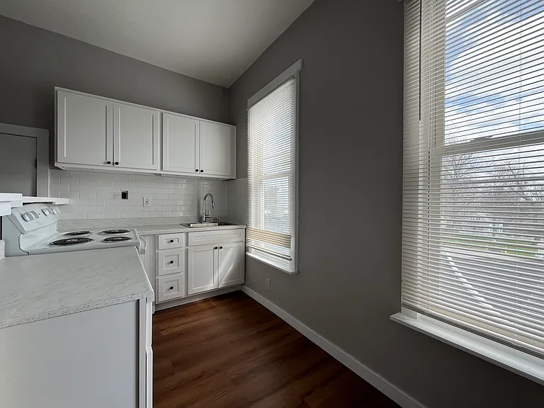 224 W Saint Louis St #B — Photo 7