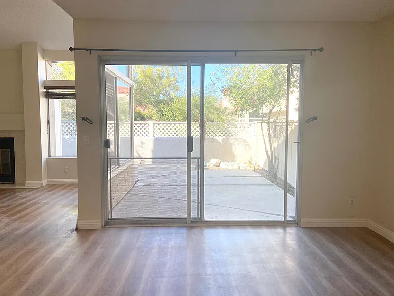 379 Stanford Ct — Photo 9
