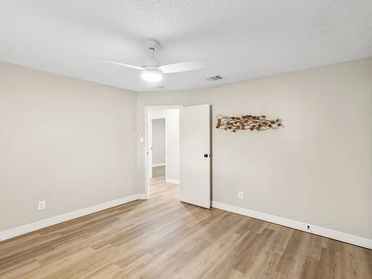 849 N Riverside Dr — Photo 16