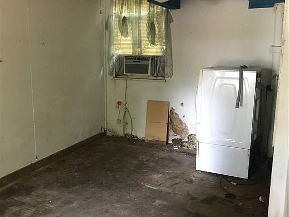2nd image of 1006 W 4th St