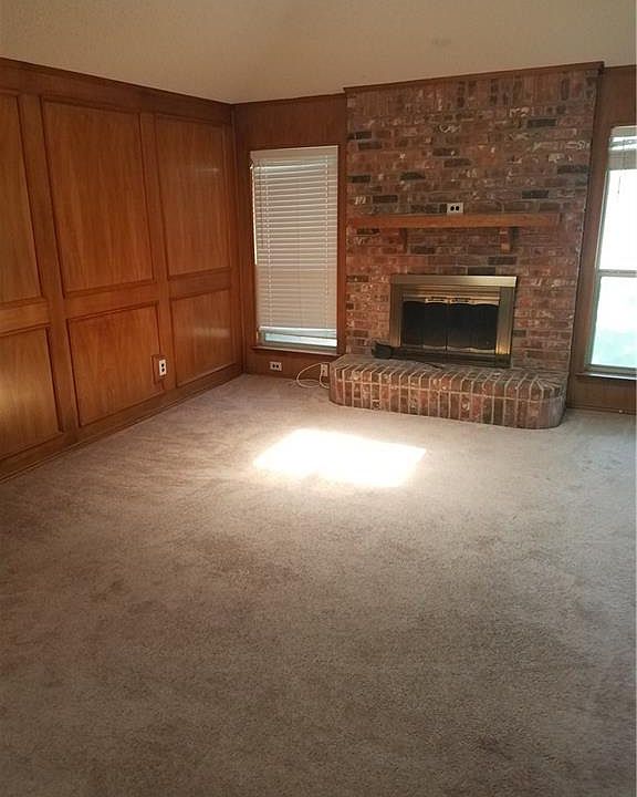 2nd image of 923 Packard Dr