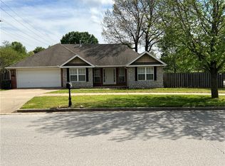 4915 W New Bridge Rd, Fayetteville, AR 72704