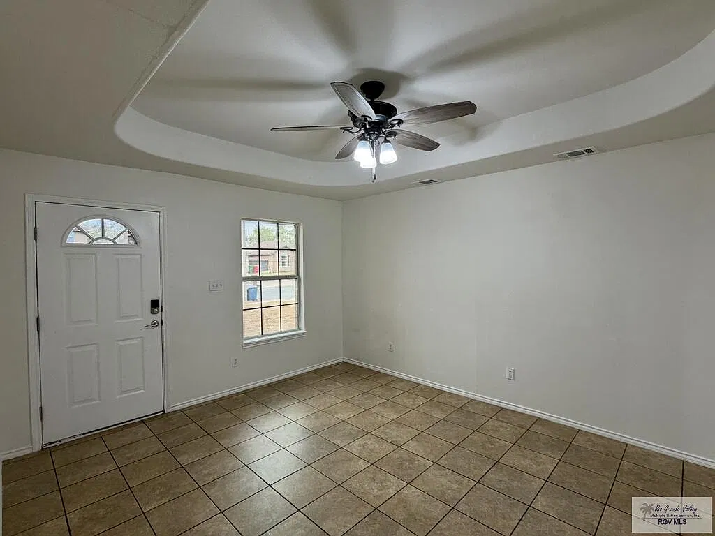 4 bed, 2.0 bath, 1398 sqft, $1,800 — Photo 4