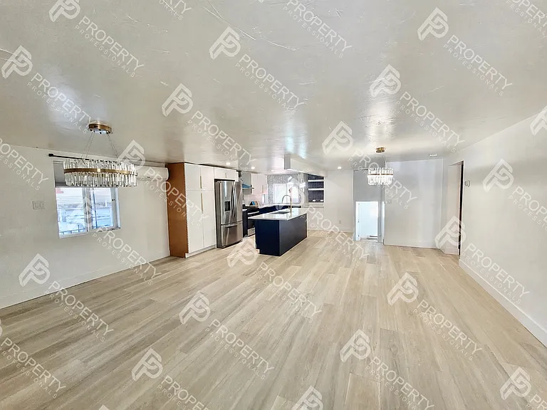 221 W 5th St — Photo 2