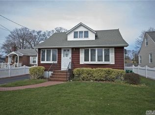 25 Spruce St, Islip, NY 11751