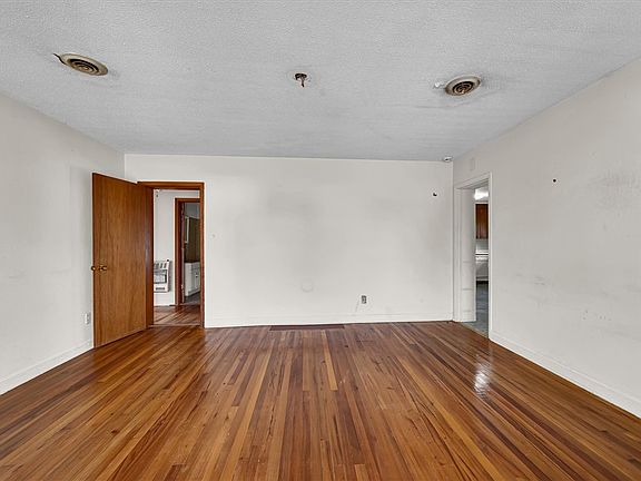 5th image of 13 Eastview St