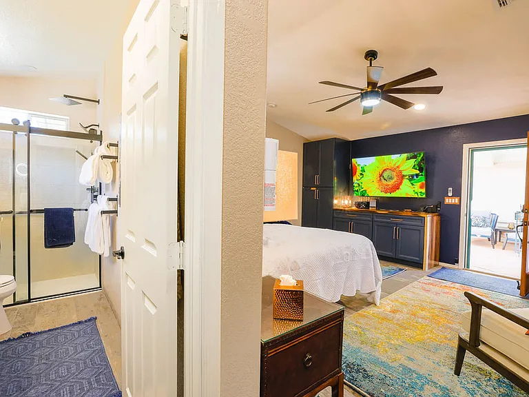 CASITA optional studio to rent
Walk thru closet with drawers, Bathroom with LED Mirror, blow dryer, shower with rain shower head, hand held shower, safety bar
Towel set for 2