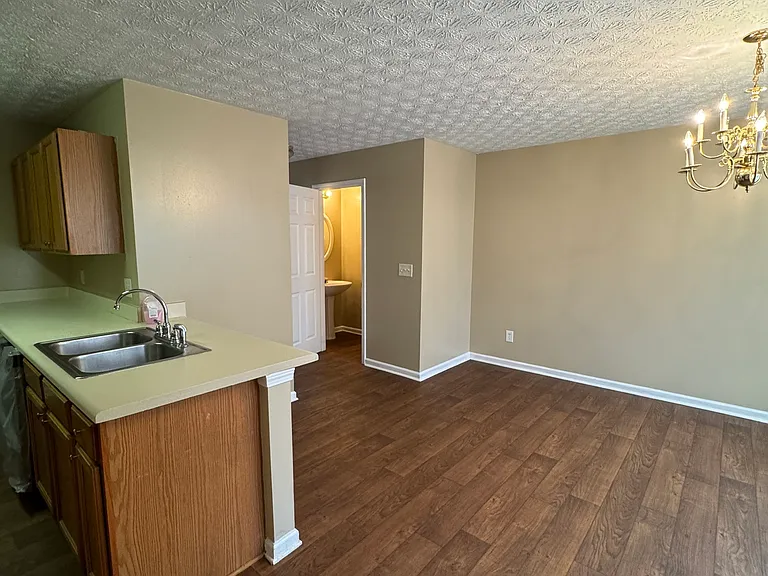 5869 Strathmoor Manor Cir — Photo 7