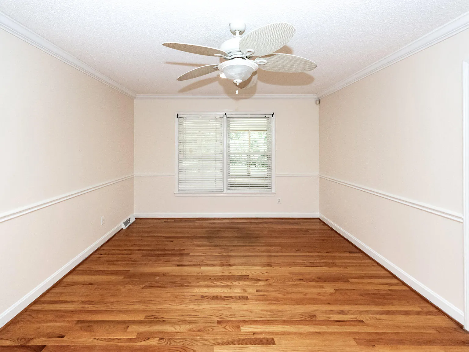 3 bed, 2.0 bath, 2342 sqft, $2,600 — Photo 4