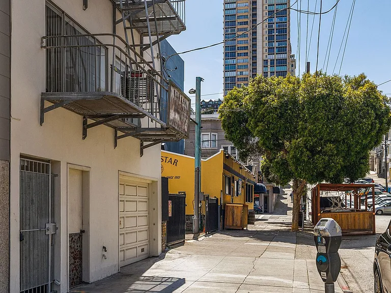 679 Green Street — Photo 33