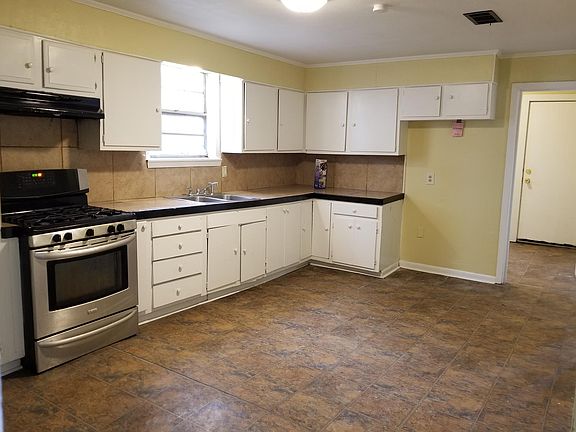 Large Eat-In Kitchen