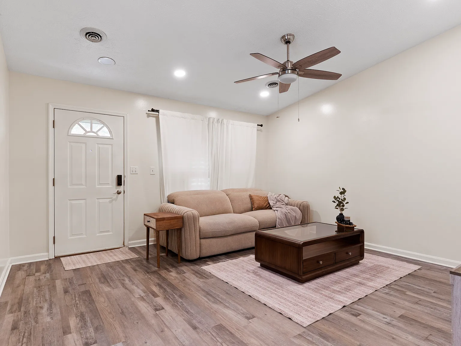 2 bed, 1000 sqft, $1,610 — Photo 2