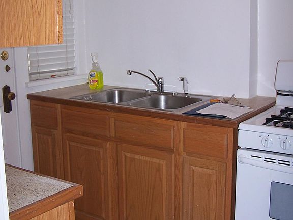 3rd image of 3307 Dewey Ave #5