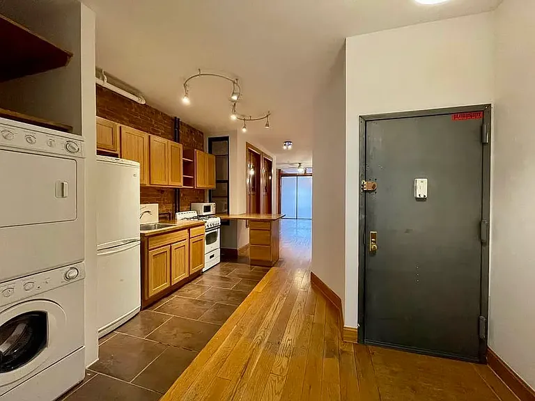 2250 1st Ave #4S — Photo 1