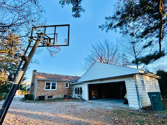 large 2 1/2 car garage attached to breezeway