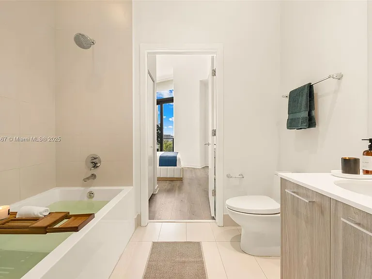 501 NE 31st St #410 — Photo 43