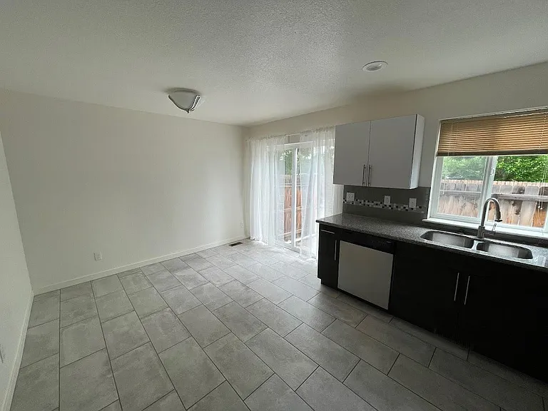 1322 S Coffman St #5 — Photo 4