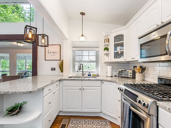 3rd image of 1056 Sky Hawk Mountain Rd