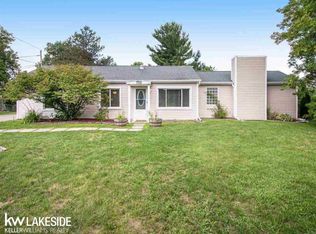 792 Hemingway Rd, Lake Orion, MI 48362