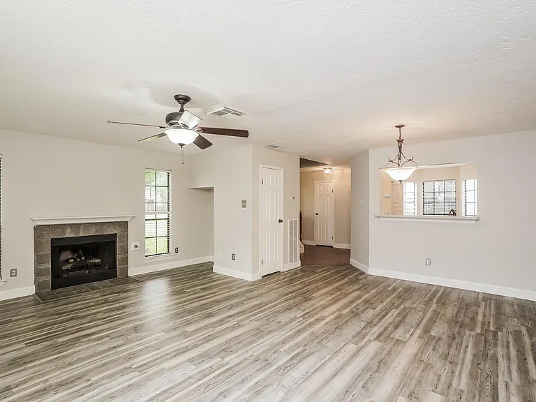 17263 Saturn Ln — Photo 3
