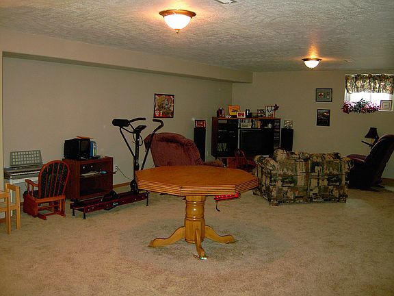 4th image of 815 Clairmont Cir