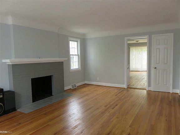 5th image of 938 Iroquois Ave