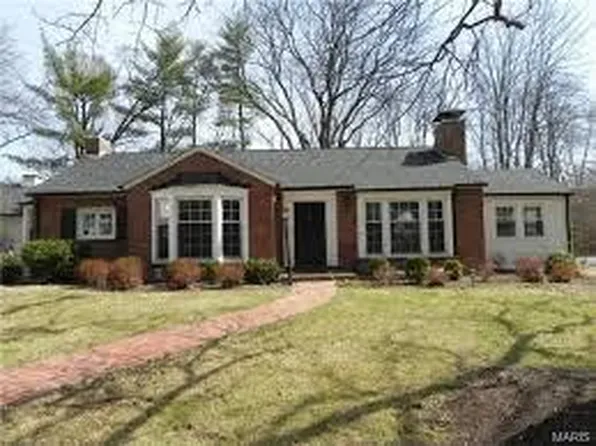 8 Narragansett Dr, Saint Louis, MO 63124