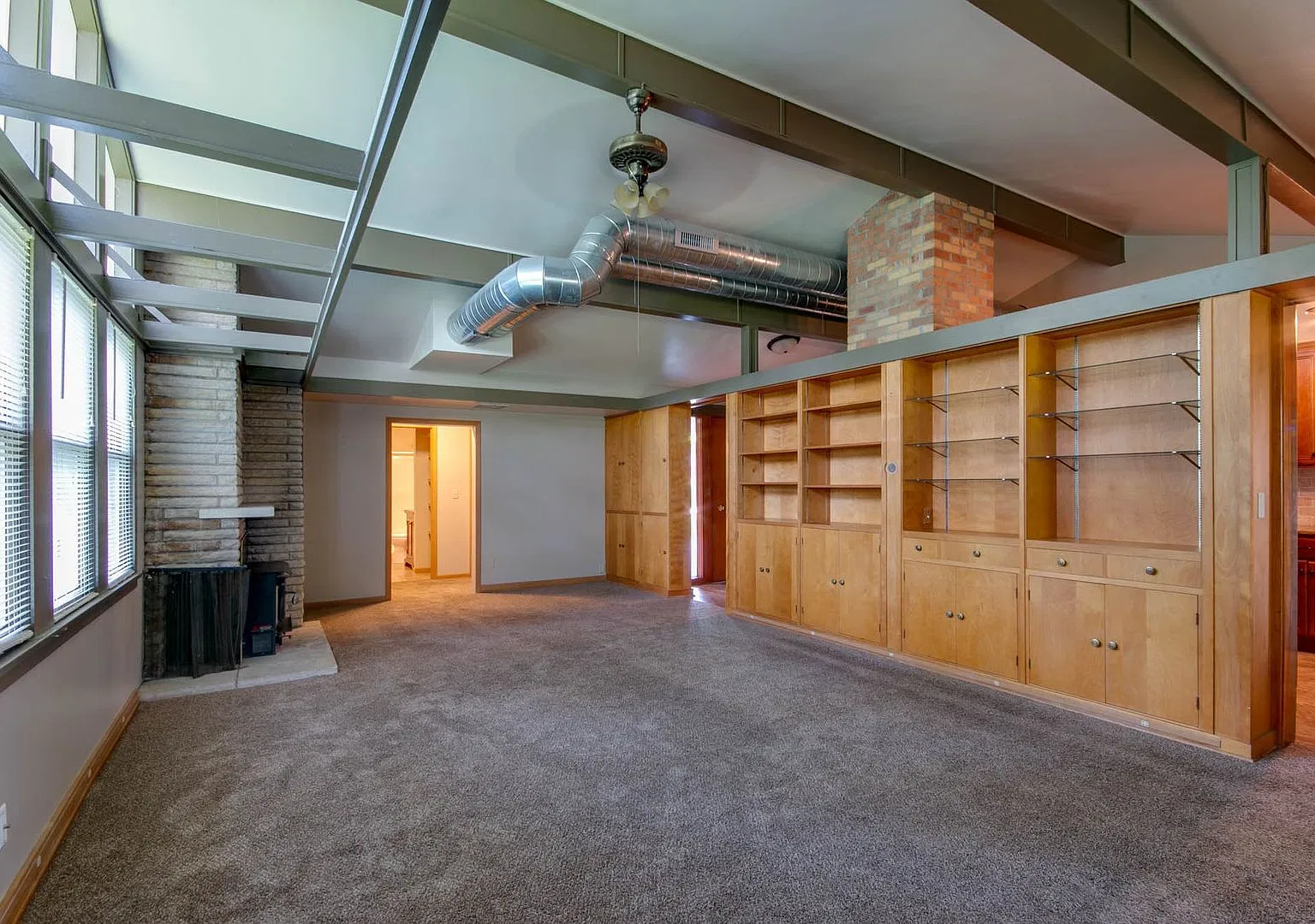 1841 Elaine — Photo 1