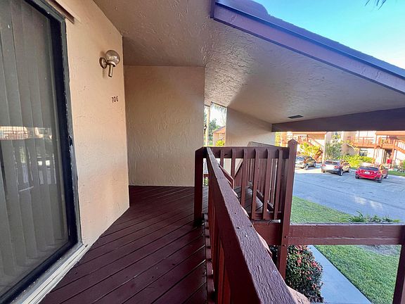 4th image of 706 Lakeview Drive E