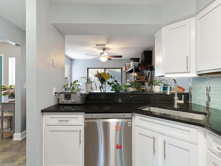 800 Bay Dr #10 — Photo 30