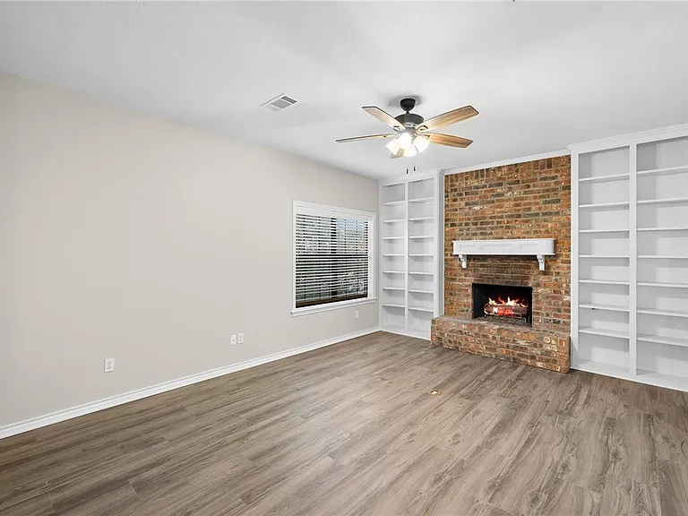 1301 Essex Grn — Photo 10