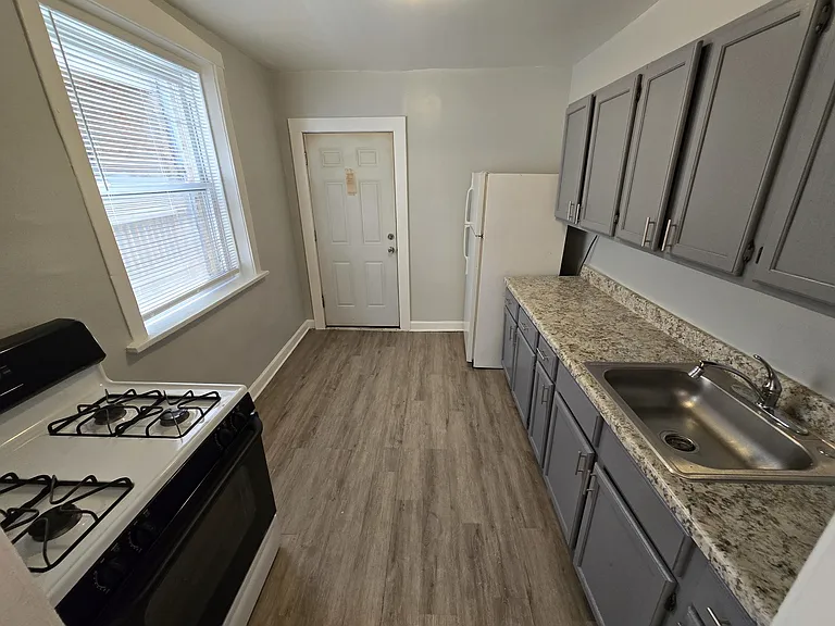 4824 N Avers Ave #2E — Photo 2