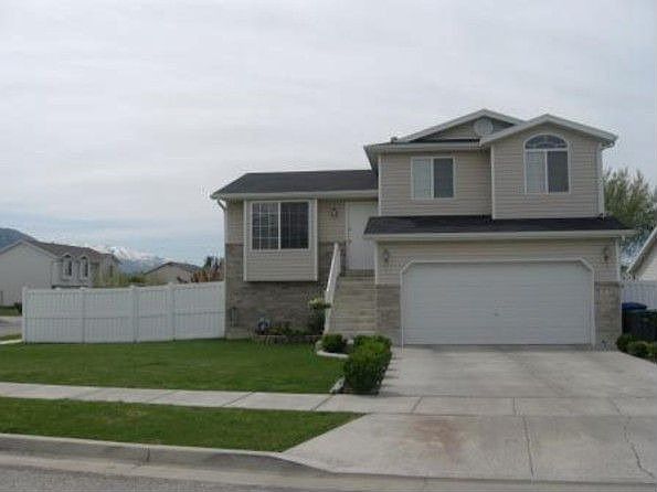 nicely landscaped fully fenced beautiful multilevel home