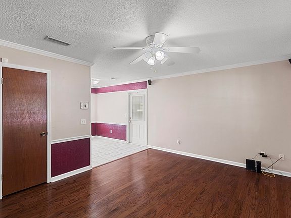 4th image of 2304 Creekwood Dr