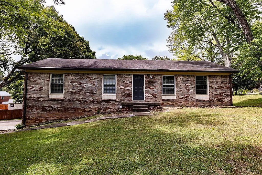 4 bed, 1.5 bath, 2028 sqft, $1,825 — Photo 1