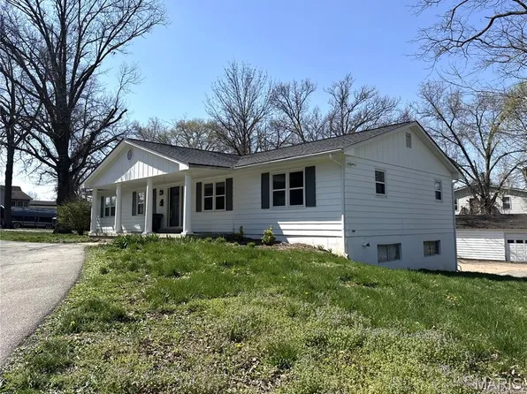 151 Colonial Ln, Troy, MO 63379