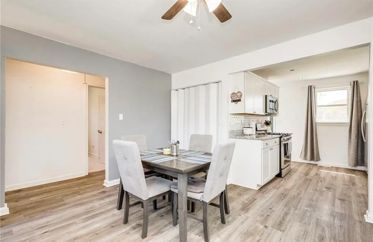 3 bed, 888 sqft, $2,100 — Photo 4
