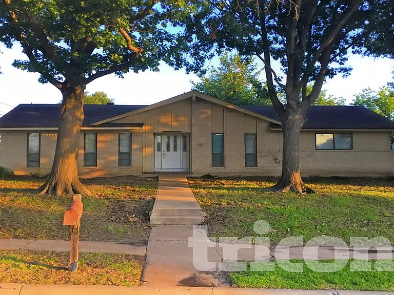 1301 Willow Way — Photo 1