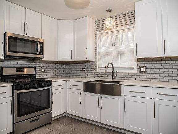 3rd image of 392 Marquette Ave