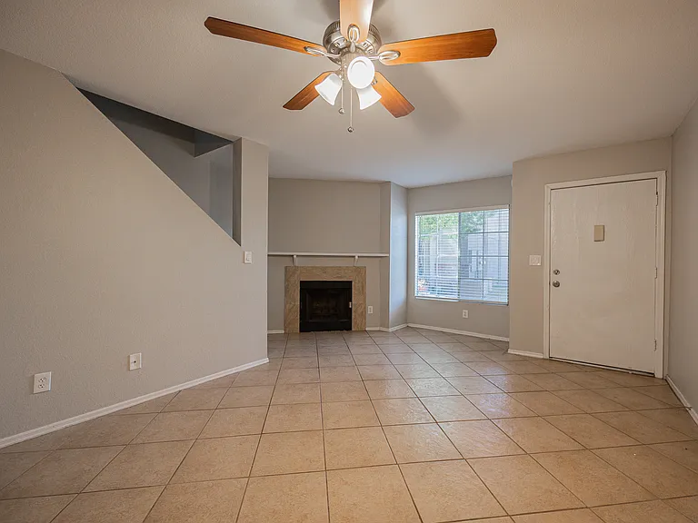 1055 W 5th St #18 — Photo 3
