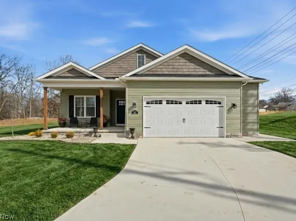 911 Dogwood Dr, Hubbard, OH 44425