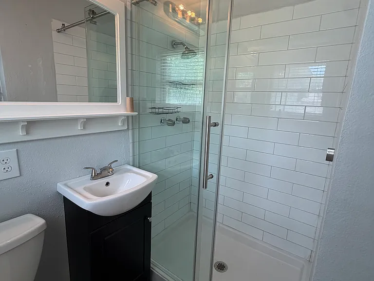 715 Kindred Ln — Photo 3